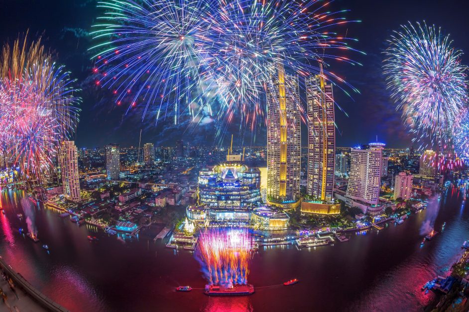 The 30,000 eco-friendly fireworks light up the grandest 1.4 km of the Majestic Chao Phraya River at the Thailand National 2022 Countdown Destination,