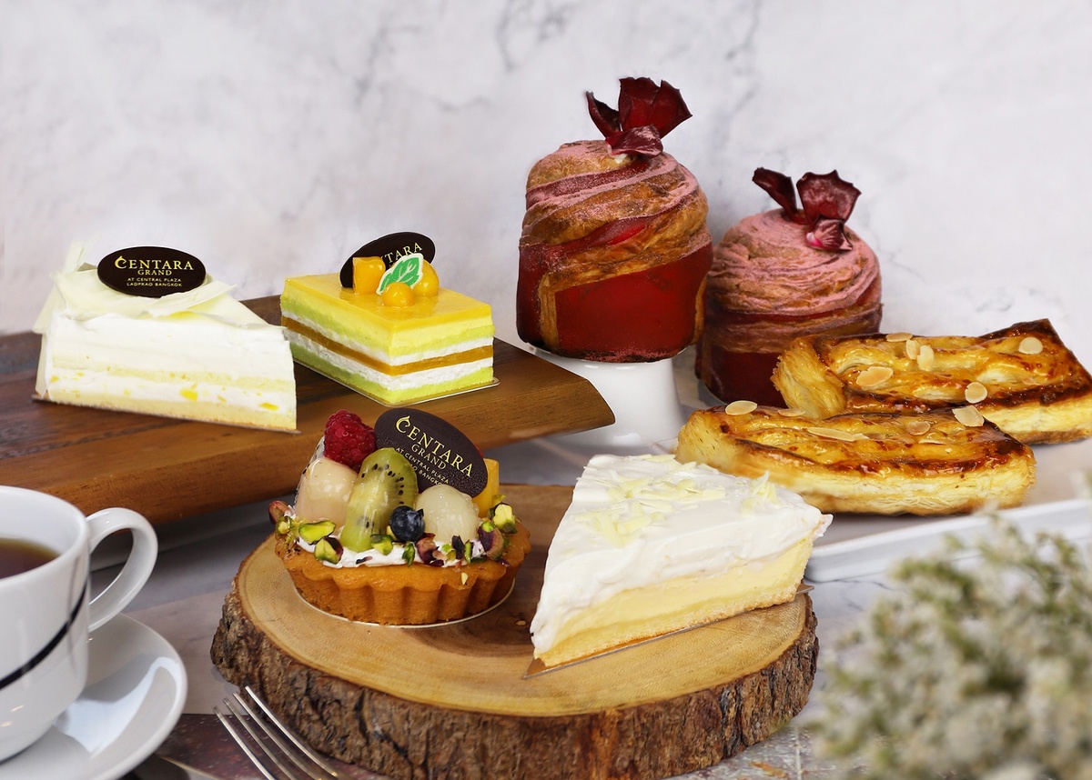 Cakes bursting with tropical fruit flavours at Zing Centara Grand Ladprao