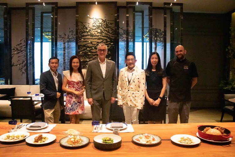 Albricias Restaurant Welcomes Famous Thai Astrologer and YouTuber