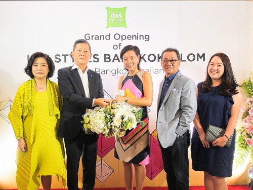 ศรินรัตน์ กมลรัตนพิบูล แห่ง dwp ร่วมแสดงความยินดี ในงานเปิดตัวโรงแรม ibis Styles Bangkok Silom เน้นออกแบบตกแต่ง
