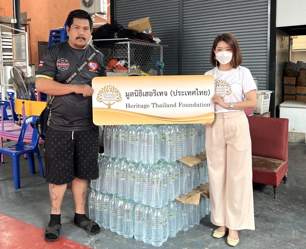 มูลนิธิเฮอริเทจ ประเทศไทย มอบน้ำดื่มให้ผู้ประสบอุทกภัยจากพายุโนรู จ. อุบลราชธานี