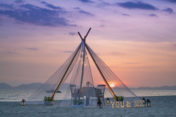 เฉลิมฉลองเทศกาลแห่งความรักริมชายหาด ที่โรงแรมดุสิตธานี กระบี่ บีช รีสอร์ท