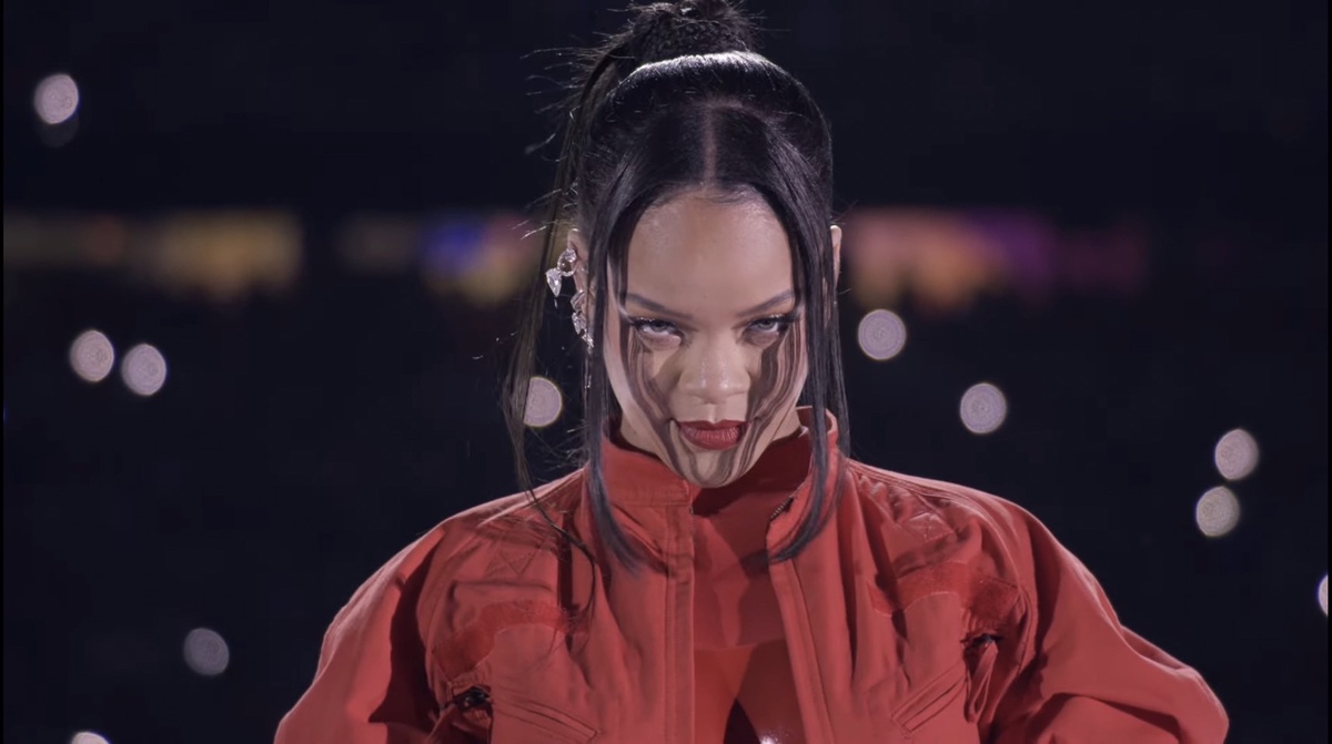 Rihanna สร้างโมเมนต์ประวัติศาสตร์คัมแบ็คในรอบ 7 ปี กับโชว์สุดไอคอนิกในงาน Super Bowl Halftime Show 2023 เสิร์ฟ Medley 12 เพลงฮิตใน 13