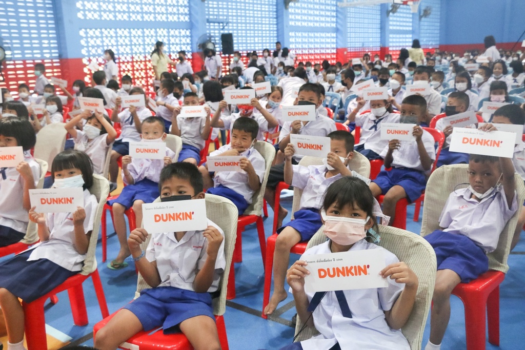 Dunkin' ชวนลูกค้าร่วมทำดีสร้างโอกาสเด็กไทย จัดโครงการ ดังกิ้นเพื่อน้อง ปี 2566 มอบทุนการศึกษา 1,000,000 บาท โรงเรียนวัดสระแก้ว -