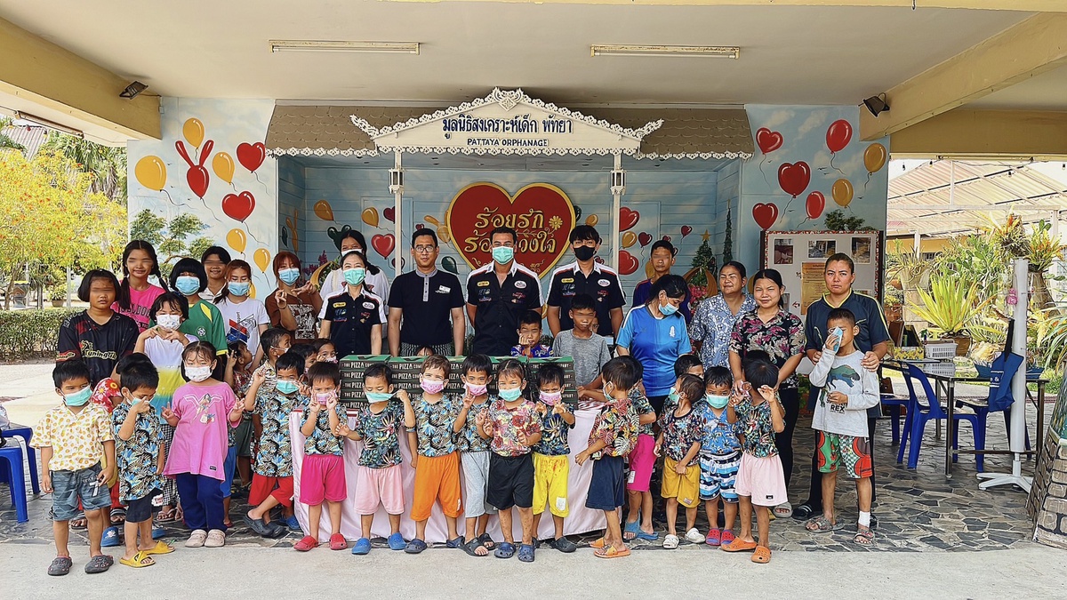Sandy shares Pizza with children at Pattaya Orphanage on his birthday