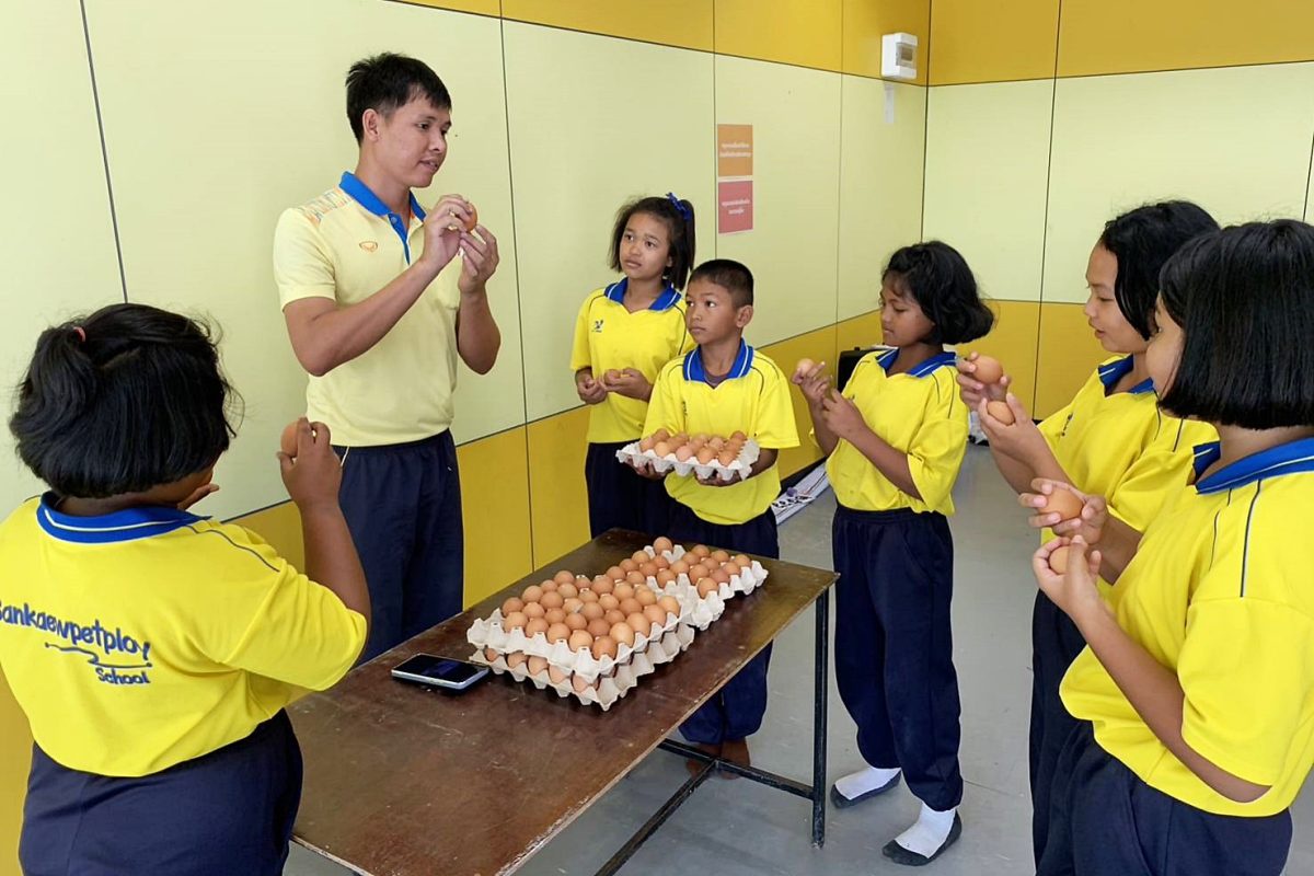 เลี้ยงไก่ไข่เพื่ออาหารกลางวันนักเรียน สร้างทักษะอาชีพให้เด็กโรงเรียนบ้านแก้วเพชรพลอย จ.สระแก้ว