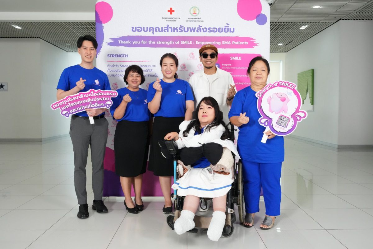 แว่นใหญ่ โอฬาร ชูใจ ร่วมร้องเพลงงานเปิดกองทุนโรคกล้ามเนื้ออ่อนแรง ณ โรงพยาบาลจุฬาลงกรณ์ สภากาชาดไทย