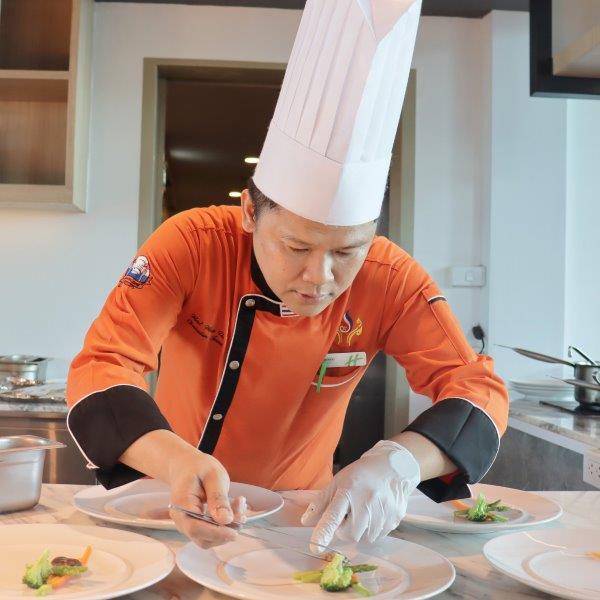 Holiday Inn Suites Siracha Laemchabang Welcomes Chef Macky Chaiwalan, Former Competitor on TOP CHEF Thailand, and Introduces His Culinary Canvas: A Showcase of Chef's Creations Available Until the End