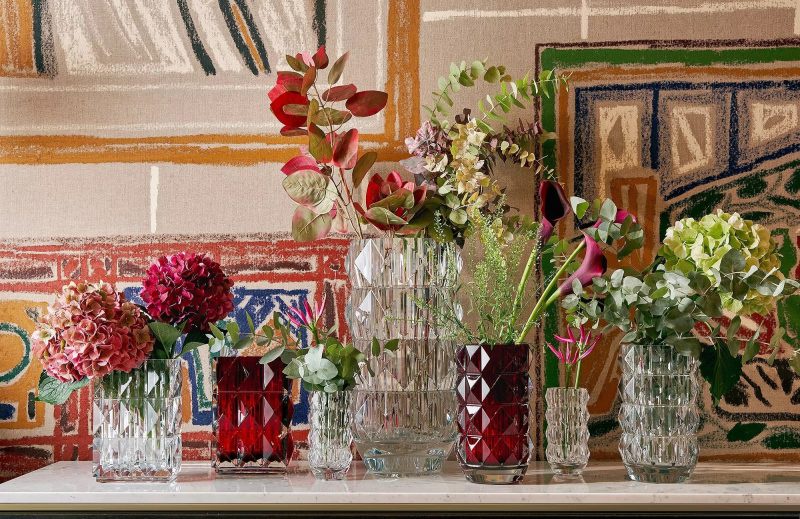 บาคาร่าต์ชวนทุกคนสัมผัสศิลปะความงดงามแห่งการจัดดอกไม้ ด้วยแจกันคริสตัลเจียระไนชั้นสูงระดับตำนานจากฝรั่งเศส