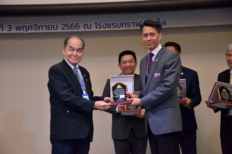 อาจารย์ต้นแบบด้านการสอน SPU เข้ารับมอบรางวัล ผู้ทรงคุณค่าดำรงเกียรติยศ 2566 จากสมาคมเทคโนโลยีและสื่อสารการศึกษาแห่งประเทศไทย