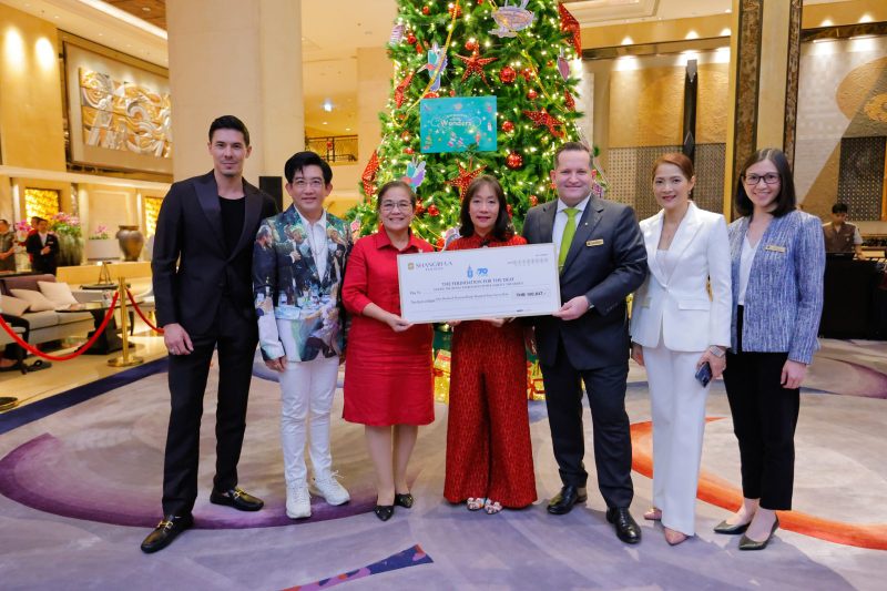 Shangri-La Bangkok Presents Donation to The Foundation of the Deaf Under the Royal Patronage of Her Majesty the Queen At the 2023 Christmas Tree Lighting