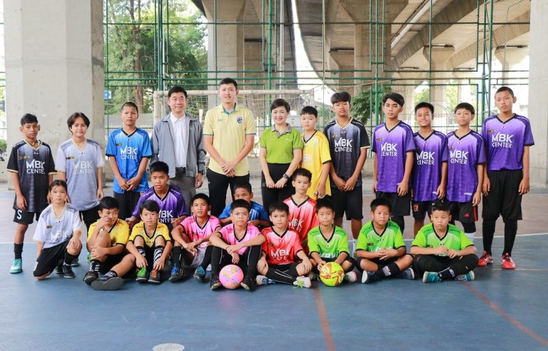 MBK Center สร้างสุขสู่ชุมชนส่งท้ายปี จัดแข่งขันฟุตซอลเยาวชนเชื่อมสัมพันธ์เขตปทุมวัน ครั้งที่ 3 อาร์ม ศุภวุฒิ นักฟุตซอลทีมชาติไทยร่วมถ่ายทอดเทคนิค