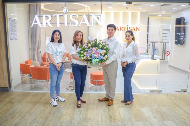 เอ็ม บี เค เซ็นเตอร์ มอบดอกไม้แสดงความยินดีคลินิกเสริมความงาม ARTISAN CLINIC เปิดร้านใหม่ พร้อมให้บริการแล้ววันนี้ที่ชั้น 6 โซน