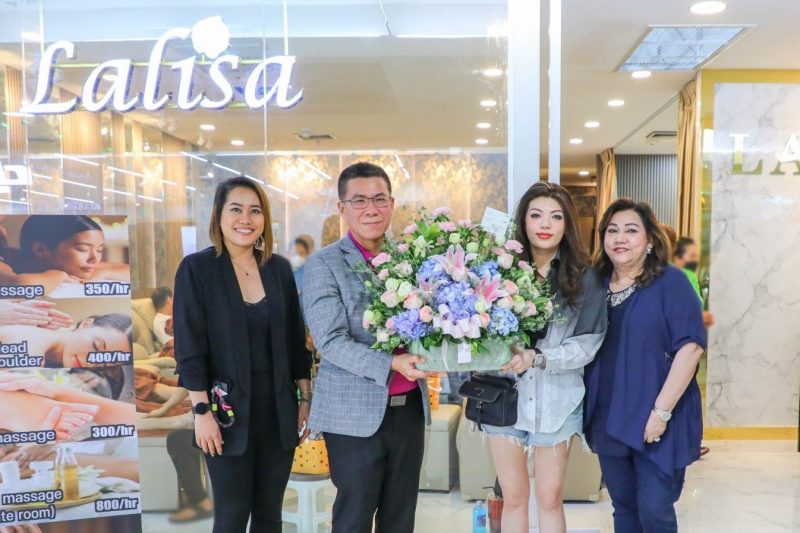 ผู้บริหารเอ็ม บี เค เซ็นเตอร์ นำทีมร้านค้าสัมพันธ์มอบดอกไม้แสดงความยินดีร้านเปิดใหม่ Lalisa บริการนวดเพื่อสุขภาพและเสริมความงาม ชั้น 5 โซน
