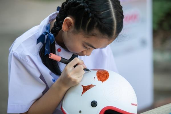 รัฐมนตรี ศธ. ร่วมหนุนเยาวชนไทย กระตุ้นจิตสำนึกผู้ใหญ่ให้เด็กใส่หมวกกันน็อก ผ่านโครงการ สังคมหัวแข็ง ปี 4 โดย เอ.พี. ฮอนด้า