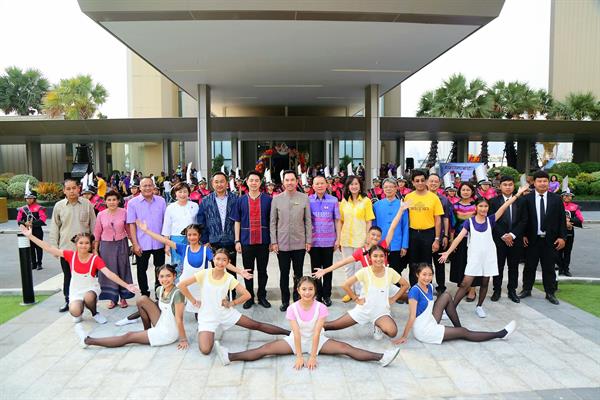 รมว.วธ. มอบ 175 รางวัล เด็กผู้นำทางวัฒนธรรม งานวันเด็กแห่งชาติ ปี 63 มอบโล่ เกียรติบัตรประกวดร้องเพลงส่งเสริมอัตลักษณ์วัฒนธรรมไทย และวัฒนธรรมสร้างสรรค์ ส่งเสริมเด็กไทยเรียนรู้ศิลปวัฒนธรรม พร้อมปลูกฝังค่านิยม สืบสานความเป็นไทย