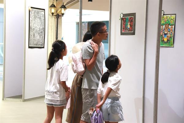 เอ็ม บี เค เซ็นเตอร์ เปิดพื้นที่แสดงผลงานศิลปะภาพวาดเด็ก ในสามจังหวัดชายแดนภาคใต้ ในหัวข้อ พลังแห่งรัก