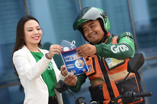 Grab provides 20,000 respiratory masks to protect driver-partners against PM 2.5 Toxic Dust