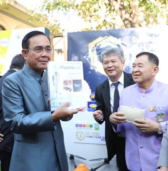นายกรัฐมนตรี ชื่นชมผลงานสิ่งประดิษฐ์ไทยที่จะนำมาจัดแสดงในงานวันนักประดิษฐ์ ประจำปี 2563