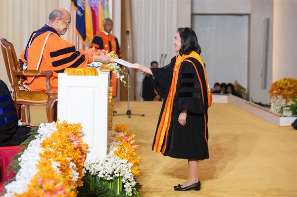 พี่จินา เข้ารับพิธีประสาทปริญญาศิลปศาสตร์ดุษฎีบัณฑิตกิตติมศักดิ์สาขาวิชาการภาพยนตร์และสื่อดิจิทัลประเภททั่วไป มหาวิทยาลัยเกษมบัณฑิต
