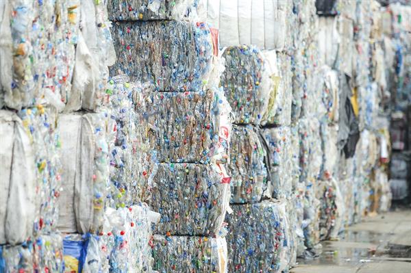 กลุ่มอุตสาหกรรมพลาสติกฯ จับมือสมาคมอุตสาหกรรมเครื่องดื่มไทย เสนอเร่งแก้กฎหมายอนุญาตใช้บรรจุภัณฑ์จากพลาสติกรีไซเคิลเพื่อลดปริมาณพลาสติกเกิดใหม่