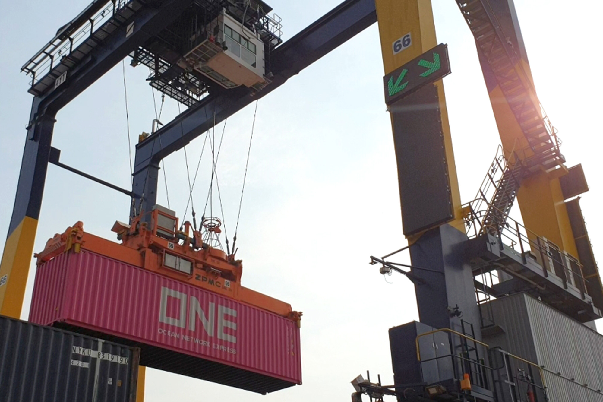 AIS teams do 5G test show Control cranes to lift containers in Laem Chabang Port The real use case in the logistics industry, EEC