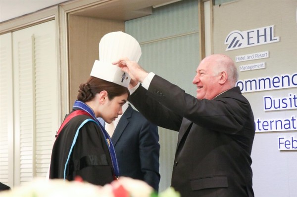 วิทยาลัยดุสิตธานี จัดพิธีมอบเหรียญและสวมหมวกเชฟให้กับผู้สำเร็จการศึกษา หลักสูตรนานาชาติ ที่ โรงแรมดุสิต ปริ๊นเซส ศรีนครินทร์ กรุงเทพฯ