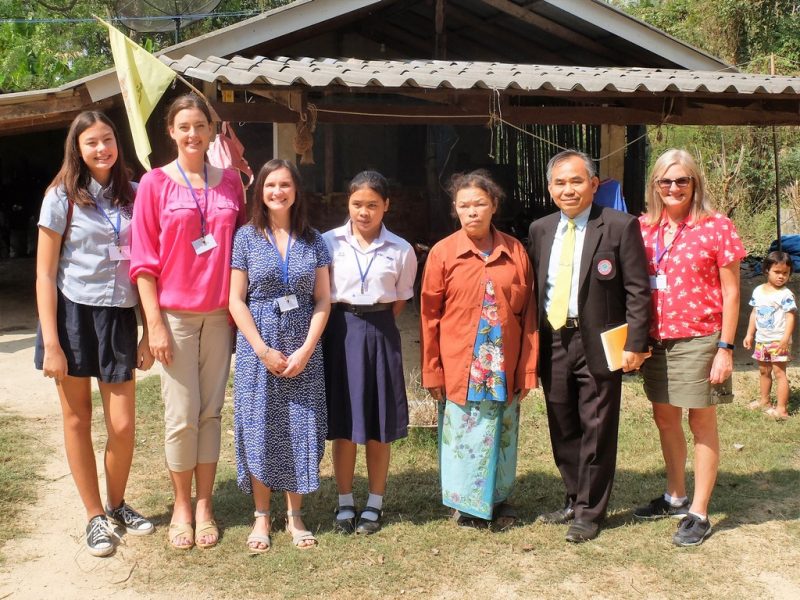สมาคมสตรีอเมริกันแห่งประเทศไทยเยี่ยมนักเรียนทุนหญิงในการดูแลของมูลนิธิ EDF