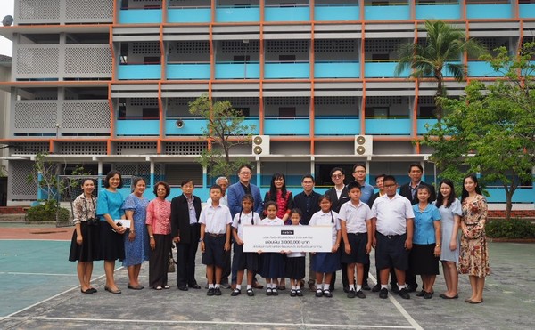 ภาพข่าว: โนเบิลฯ มอบเงิน 3 ล้านบาท เพื่อสนับสนุนการสร้างหลังคาโดมอเนกประสงค์ให้โรงเรียนดาราคาม