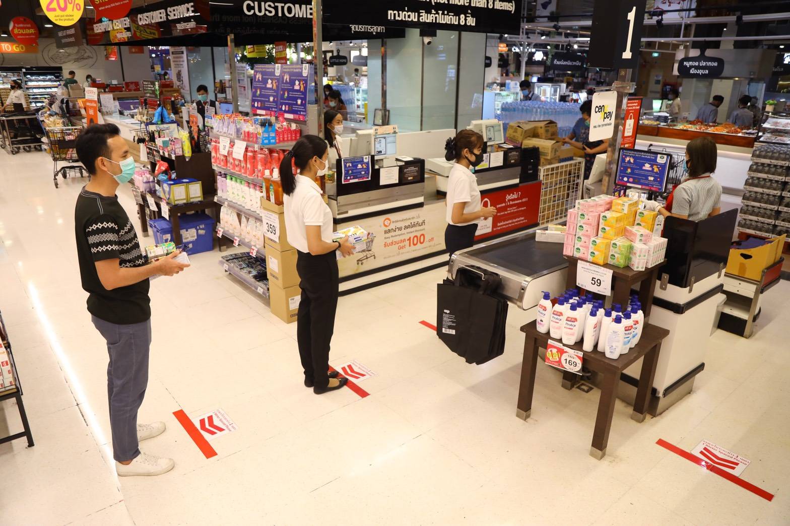ภาพข่าว: ท็อปส์ แฟมิลี่มาร์ท และมัทสึโมโตะคิโยชิ เพิ่มมาตรการ Social distancing ซื้อของ จ่ายเงิน ยืนห่างกัน 1 เมตร