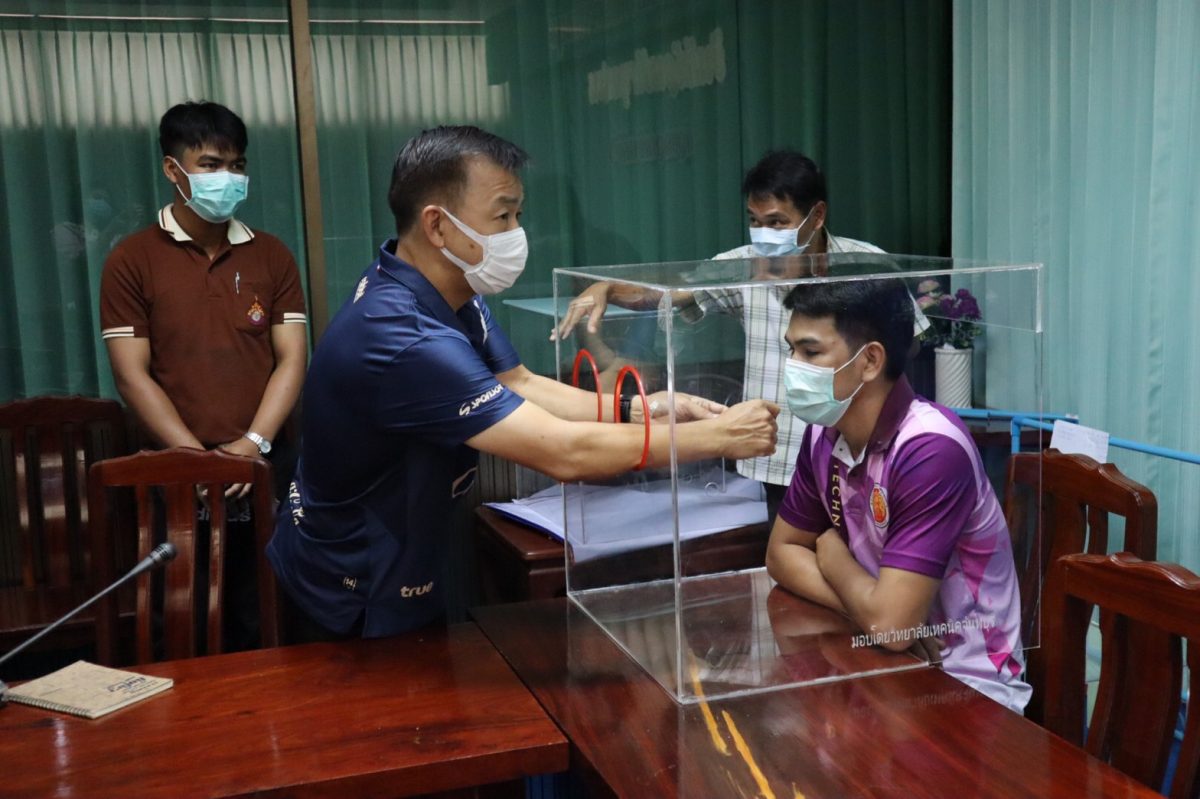 วิทยาลัยเทคนิคจันทบุรี จัดทำกล่องป้องกันเชื้อฟุ้งกระจายและกล่องคัดกรอง ต่อเนื่องจากทำหน้ากากอนามัย