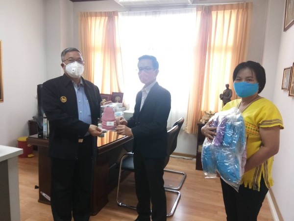 ภาพข่าว: สำนักงานพัฒนาฝีมือแรงงานแม่ฮ่องสอน มอบหน้ากากผ้าให้กับรองผู้ว่าราชการจังหวัดแม่ฮ่องสอน