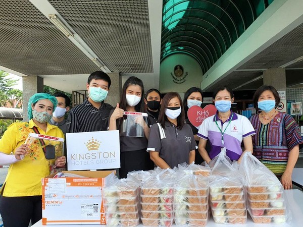ภาพข่าว: โรงแรมอิเลฟเว่น กรุงเทพฯ สนับสนุนอาหารกว่า 100 ชุด มอบให้แก่ทีมแพทย์ พยาบาล และพนักงานโรงพยาบาลพระนั่งเกล้า