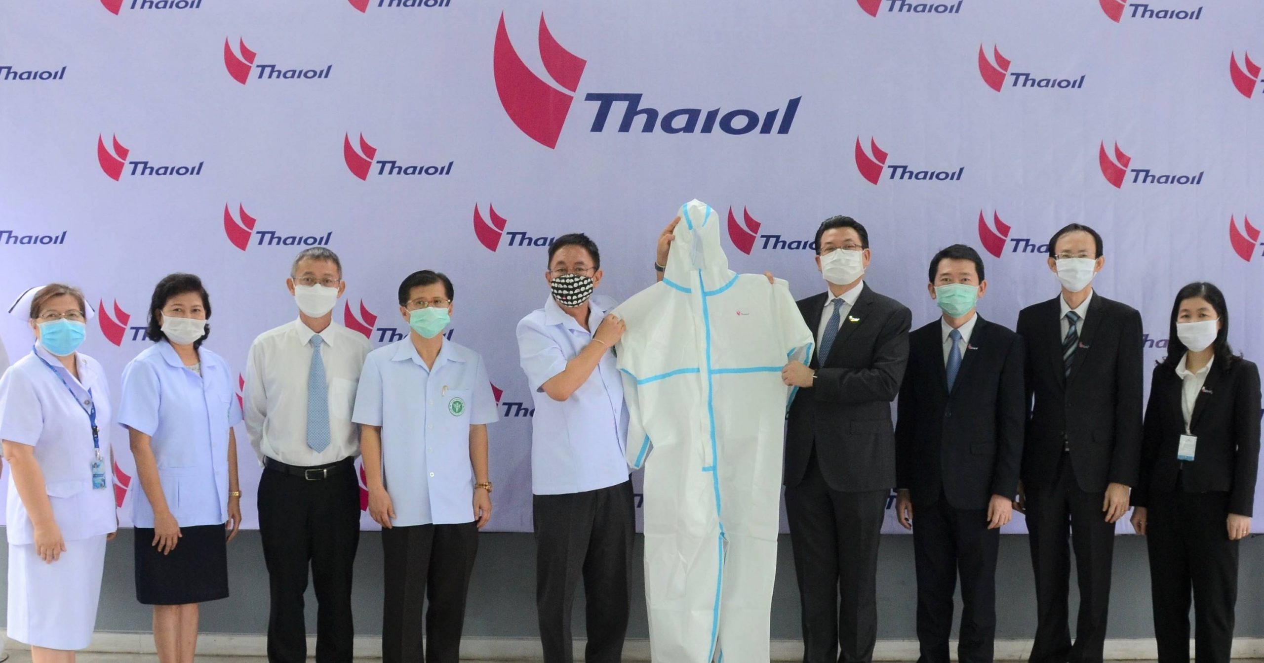 กลุ่มไทยออยล์เดินหน้าปกป้องบุคลากรทางการแพทย์ ส่งมอบชุดคลุมป้องกันการติดเชื้อ ให้กับโรงพยาบาล ในพื้นที่ จ.ชลบุรี มูลค่า 5,100,000 บาท