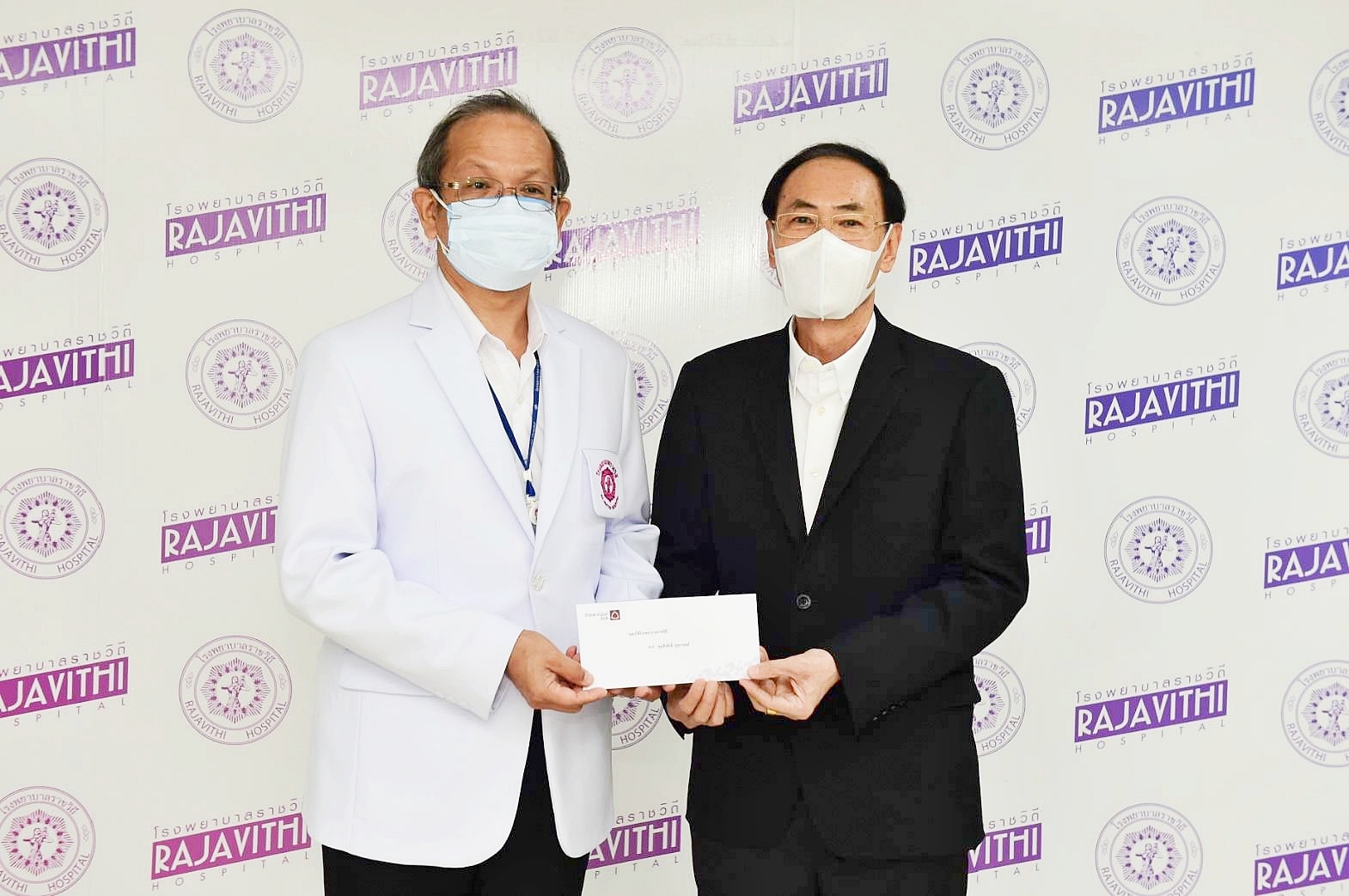 ภาพข่าว: ผู้บริหาร ซีพีเอฟ มอบเงินสนับสนุน โรงพยาบาลราชวิถี สู้วิกฤตโควิด-19