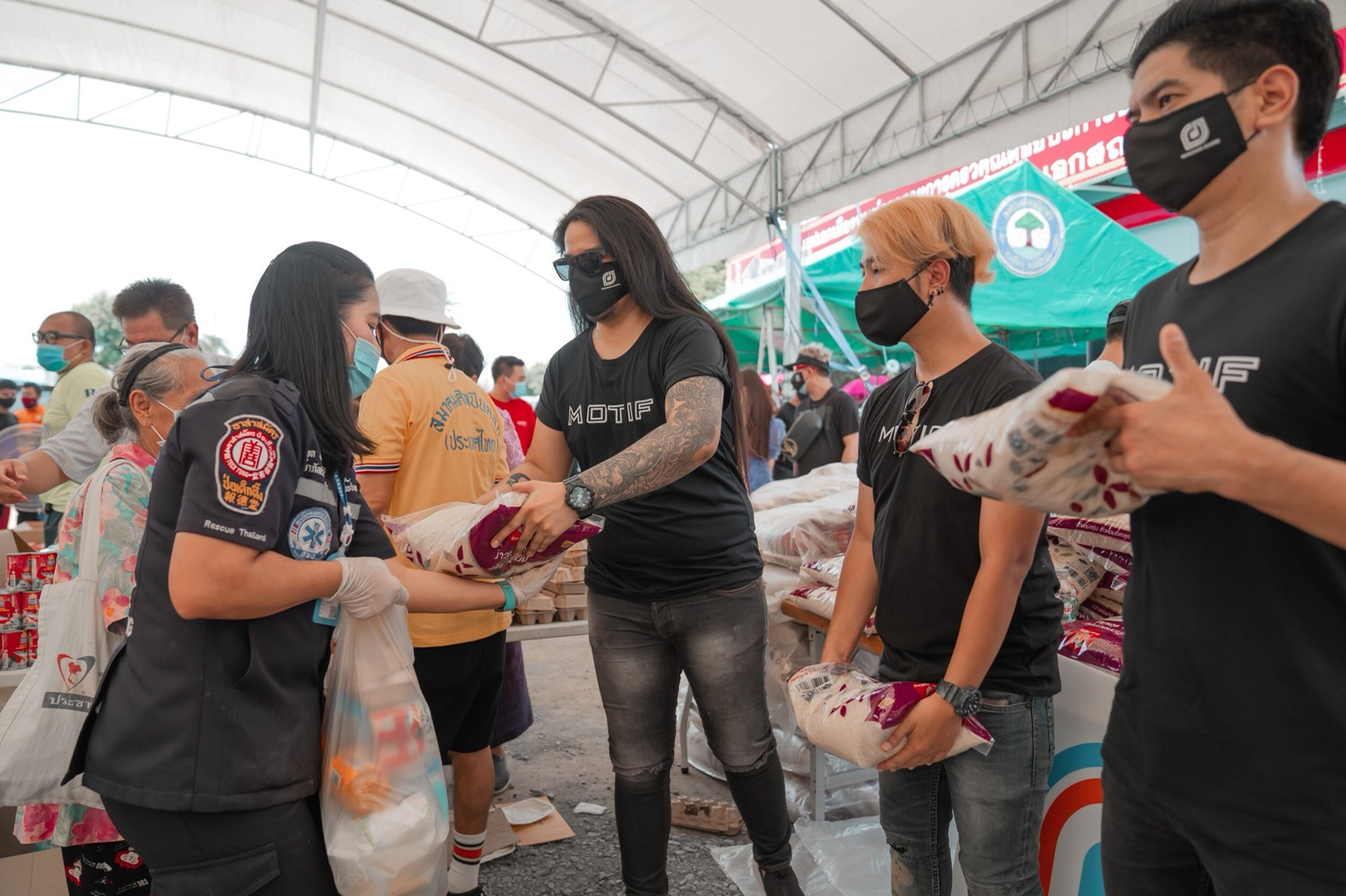 ค่ายข้าวสารฯ มอบของช่วยเหลือร่วมกับตลกไทยร่วมน้ำใจต้านภัย โควิด 19