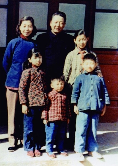 สถานีโทรทัศน์ CCTV เผยแพร่ความทรงจำของ สี จิ้นผิง ที่เติบโตมากับแม่ เนื่องในวันแม่ของจีน