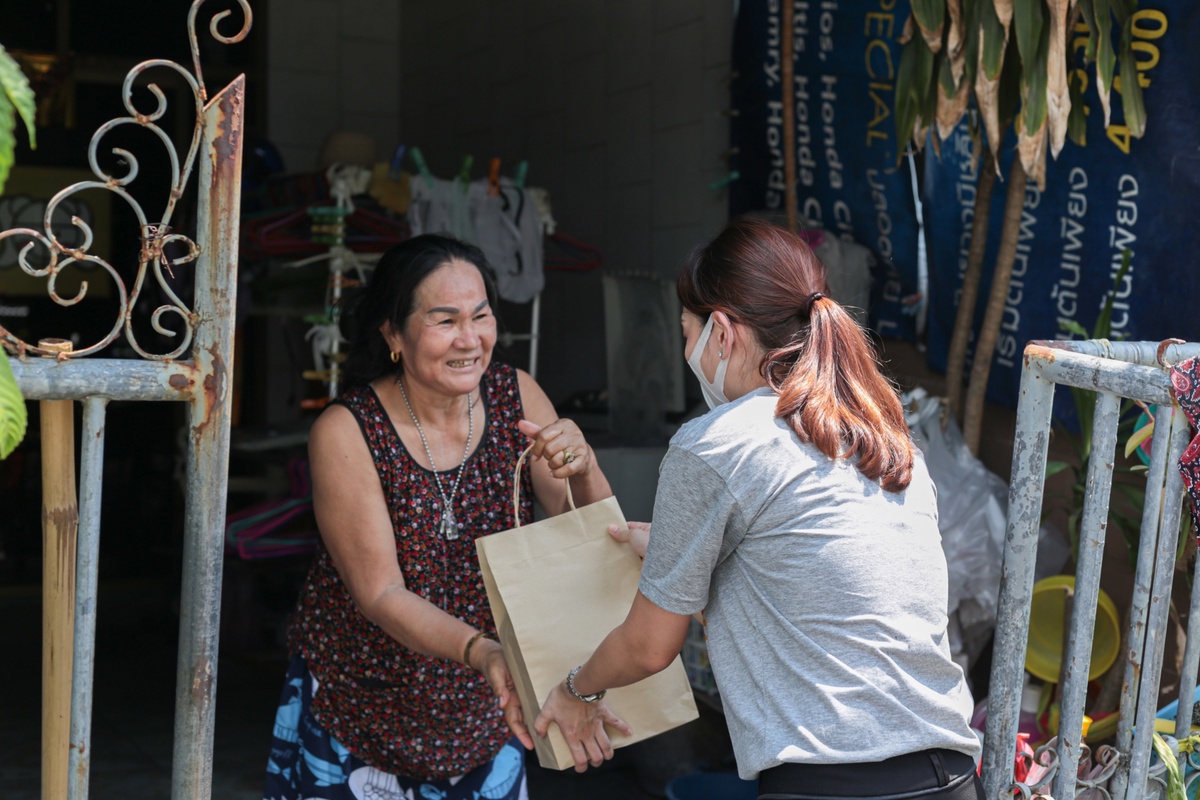ภาพข่าว: มูลนิธิเฮอริเทจประเทศไทย ร่วมกับองค์การบริหารส่วนตำบลคลองมะเดื่อ นำชุดผลิตภัณฑ์ที่จำเป็นลงพื้นที่ช่วยเหลือชุมชนที่เดือดร้อน