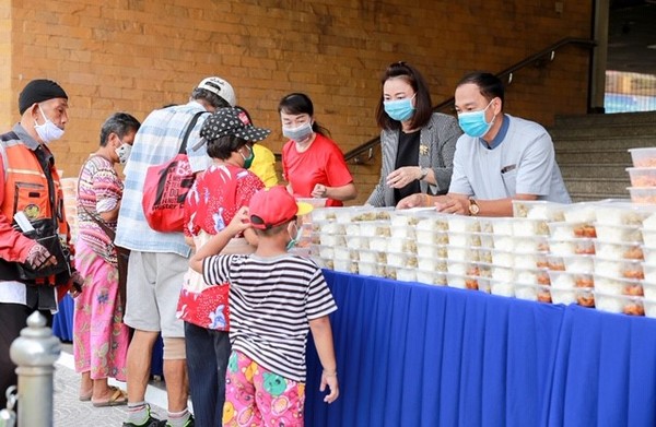เซ็นทาราสู้เคียงข้างคนไทย บริจาคอาหารให้ผู้ได้รับผลกระทบจากโควิด-19 ผ่านกรมประชาสัมพันธ์