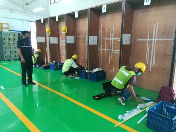 ภาพข่าว: สนพ. บุรีรัมย์ จัดทดสอบมาตรฐานช่างไฟฟ้าภายในอาคาร