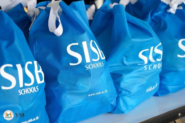 SISB บริจาคถุงยังชีพ 300 ชุด มูลค่า 100,000 บาทเพื่อช่วยเหลือผู้ยากไร้ในพื้นที่เขตวังทองหลาง