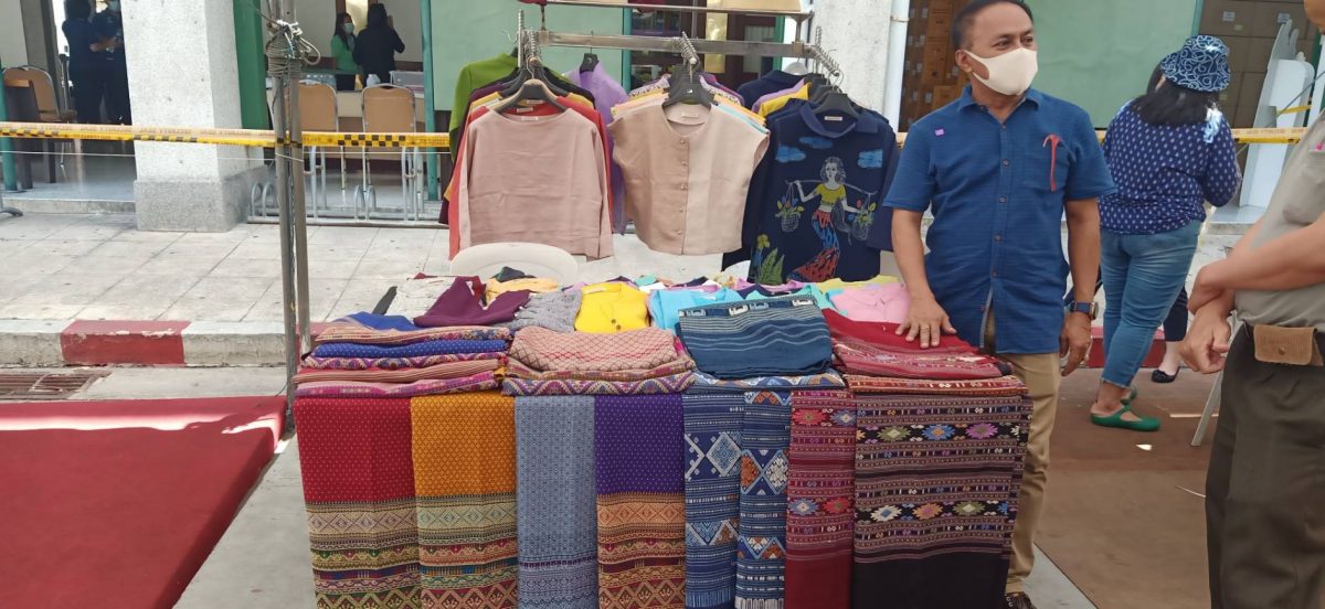 พัฒนาผลิตภัณฑ์ผ้าไทย - เพิ่มช่องทางจำหน่ายสินค้ากระตุ้นเศรษฐกิจชุมชน