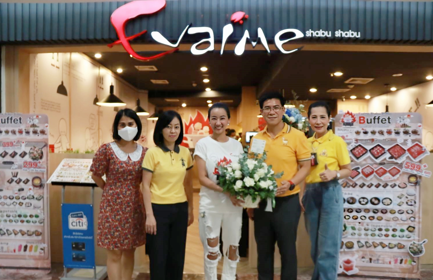 ภาพข่าว: เอ็ม บี เค เซ็นเตอร์ มอบดอกไม้แสดงความยินดีเปิดร้านใหม่ อีวาไอเมะ ชาบู ชาบู
