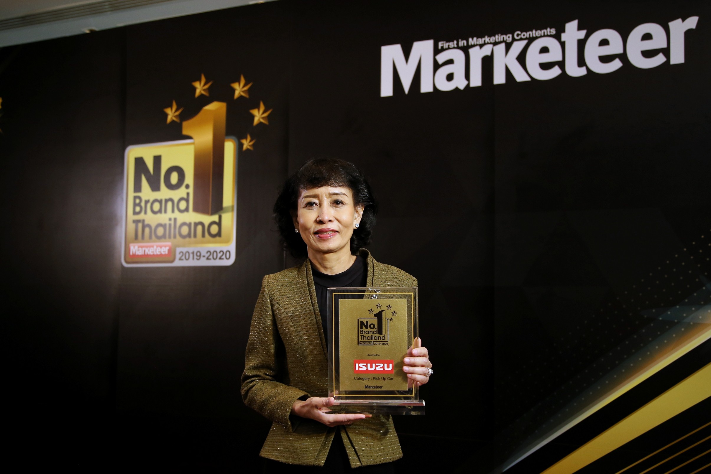 ภาพข่าว: ตรีเพชรอีซูซุเซลส์รับรางวัลเกียรติยศแบรนด์ยอดนิยมอันดับ1 No.1 Brand Thailand 2019-2020