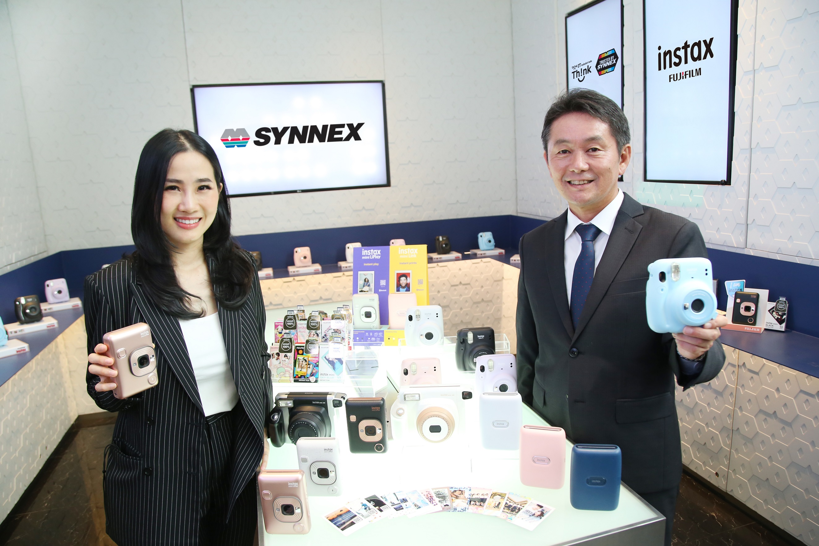 ซินเน็คฯ เซ็นสัญญา ฟูจิฟิล์ม ผนึกสองผู้นำรายใหญ่ทางเทคโนโลยี ดันกล้อง Instax ขยายมาร์เก็ตแชร์ตลาดในประเทศ