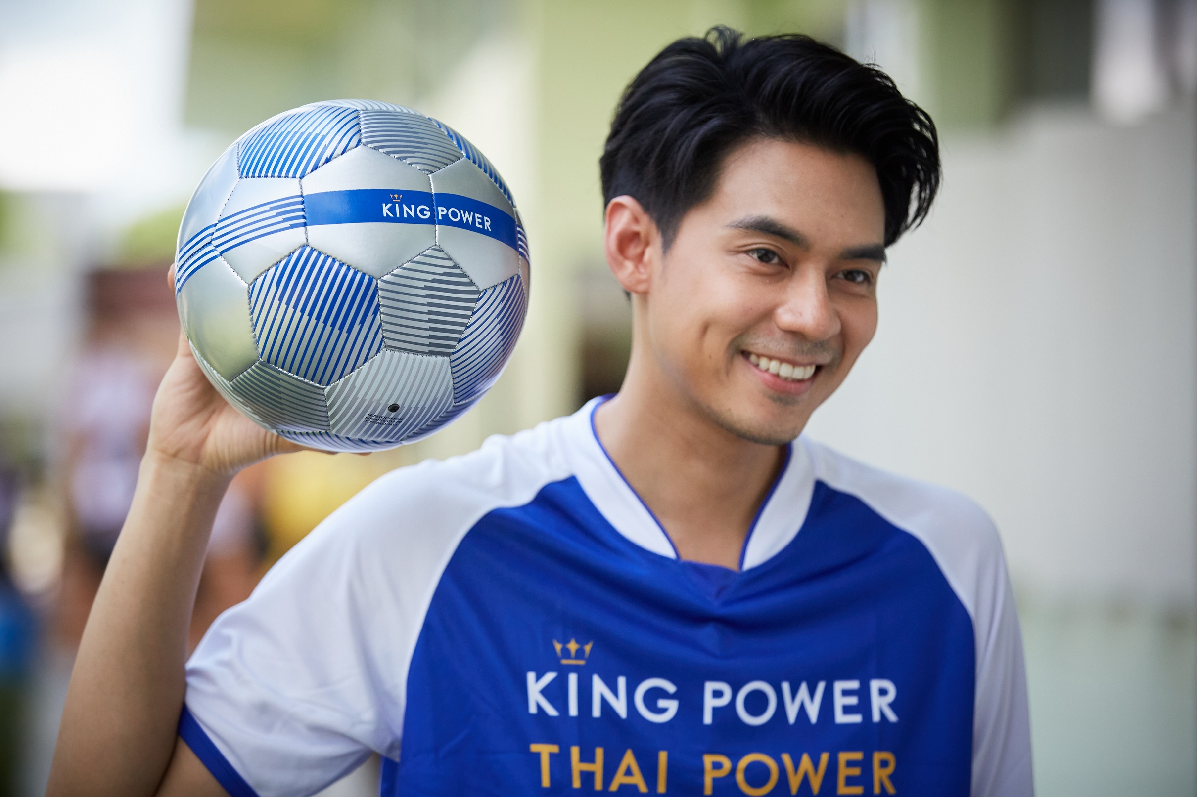 คิง เพาเวอร์ ไทย เพาเวอร์ พลังคนไทย ชวน แดน วรเวช ร่วมแจกฟุตบอลสร้างแรงบันดาลใจ ให้กับน้องๆ ที่บ้านเกิด สุพรรณบุรี