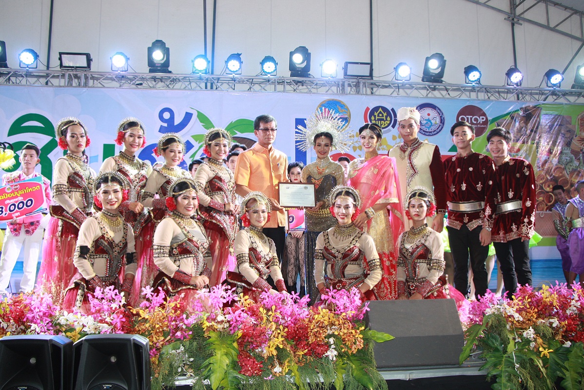 นักศึกษา ม.ศรีปทุม ชลบุรี คว้า 3 รางวัลการประกวดร้องเพลงไทยลูกทุ่งพร้อมหางเครื่อง มหกรรมเพลงลูกทุ่งไทย งาน ชม ชิม ช้อป OTOP ชลบุรี