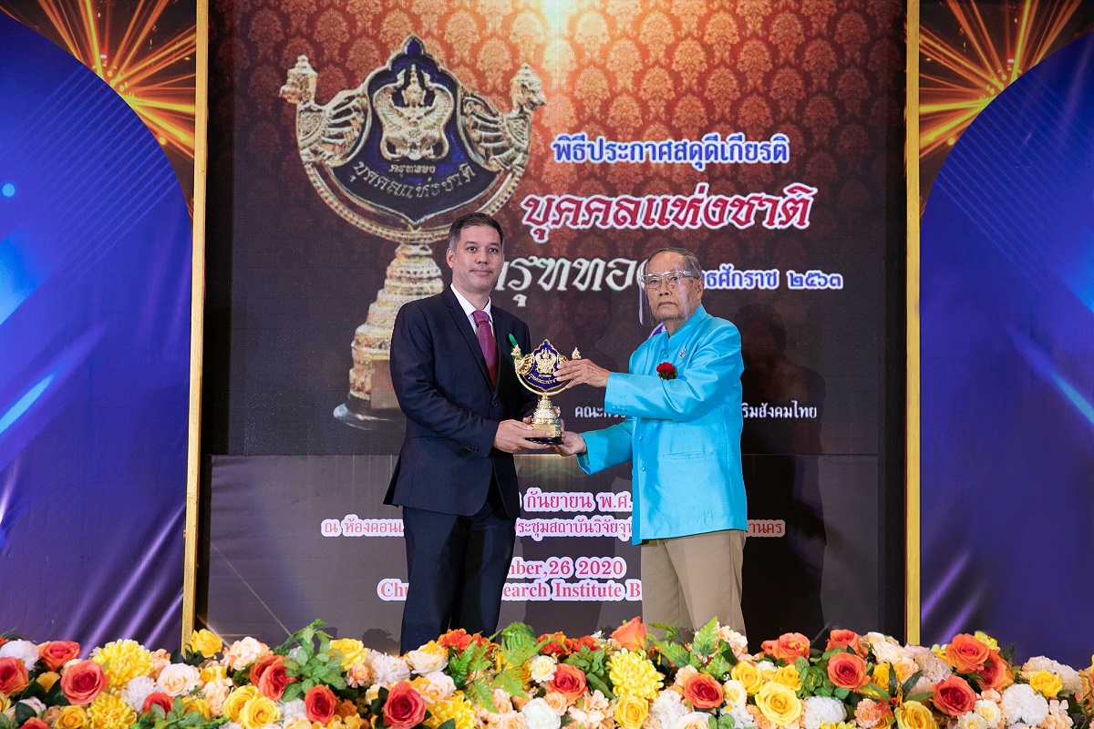 ผู้บริหาร รพ.วิรัชศิลป์ จ.ชุมพร ในเครือพริ้นซิเพิล แคปิตอล รับรางวัลบุคคลตัวอย่างแห่งชาติ ปี 63 จากคณะกรรมการเครือข่ายส่งเสริมสังคมไทย