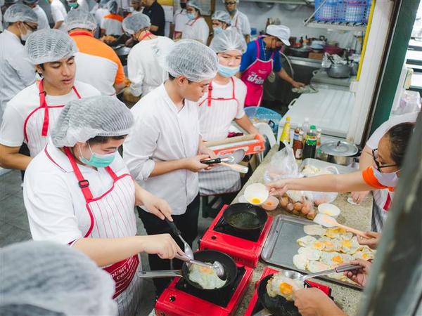 วิทยาลัยดุสิตธานี ศูนย์การศึกษาเมืองพัทยา จัดอาหารกลางวันเลี้ยงนักเรียนผู้พิการทางสายตา ถวายเป็นพระราชกุศลในหลวง ร.9