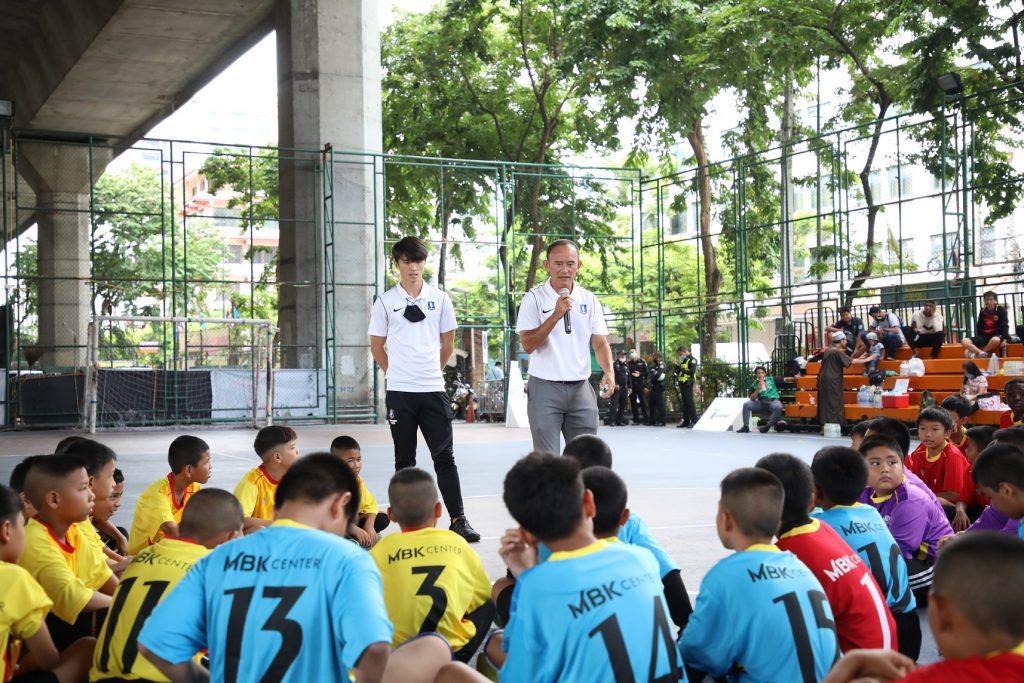 เอ็ม บี เค เซ็นเตอร์ อาสาสร้างสุขสู่ชุมชน จัดแข่งฟุตซอลเยาวชนเชื่อมสัมพันธ์ เชิญโค้ชง้วน ตำนานลูกหนังไทย